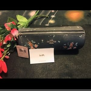 COACH MAKE UP /BLK LTHR FLORAL/SM ZIP BARREL BAG